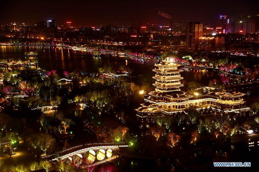 Jinan : le lac Daming dans la nuit