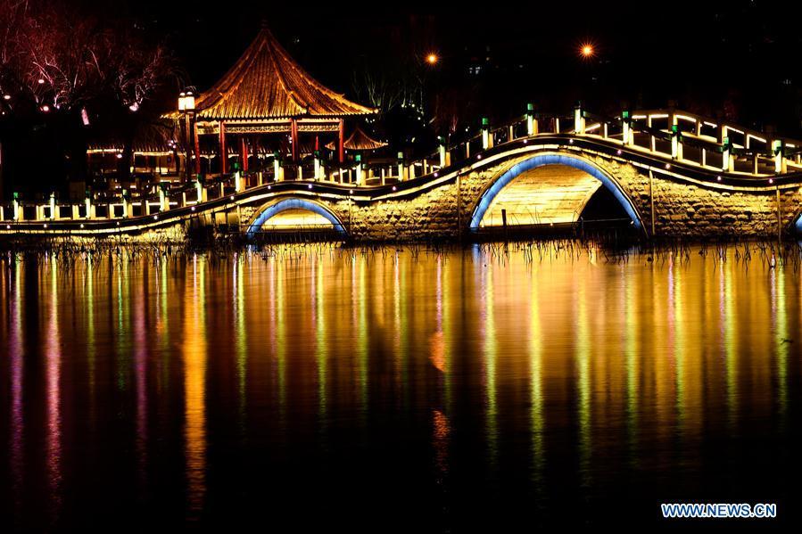 Jinan : le lac Daming dans la nuit