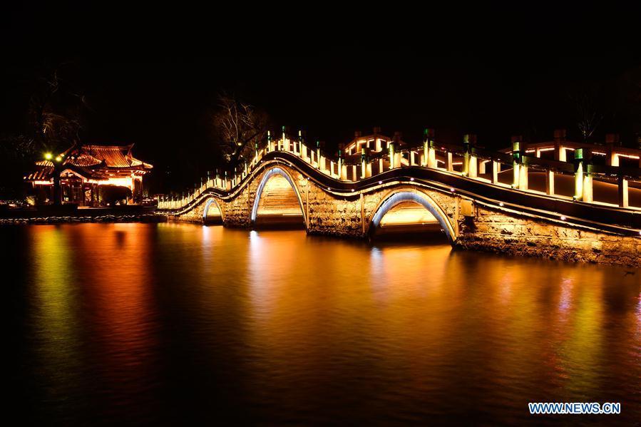 Jinan : le lac Daming dans la nuit