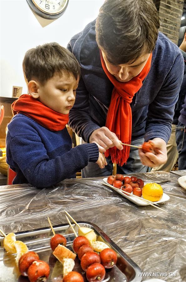 Beijing : des étrangers participent à des activités à l'approche de la Fête du Printemps