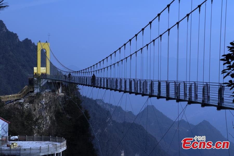 Sichuan : ouverture d'un pont de verre suspendu à 186 mètres de haut