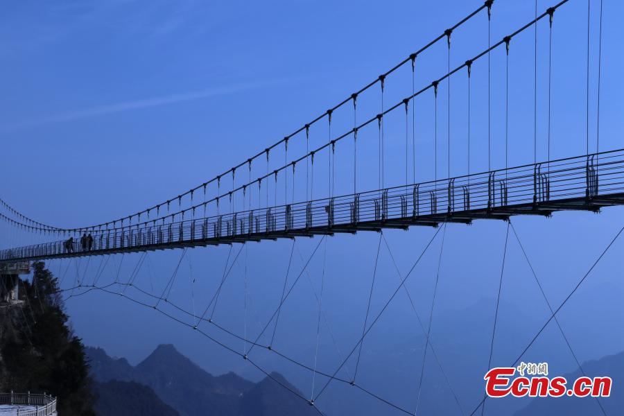 Sichuan : ouverture d'un pont de verre suspendu à 186 mètres de haut