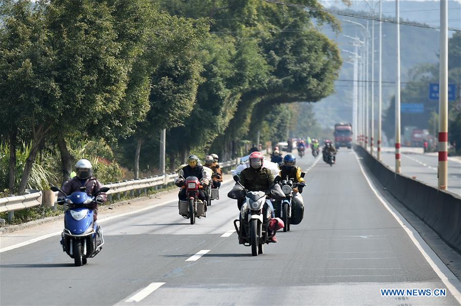 Fête du Printemps : des travailleurs migrants rentrent chez eux en moto