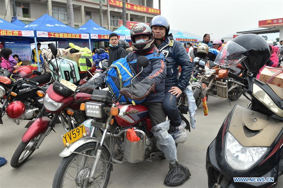 Fête du Printemps : des travailleurs migrants rentrent chez eux en moto