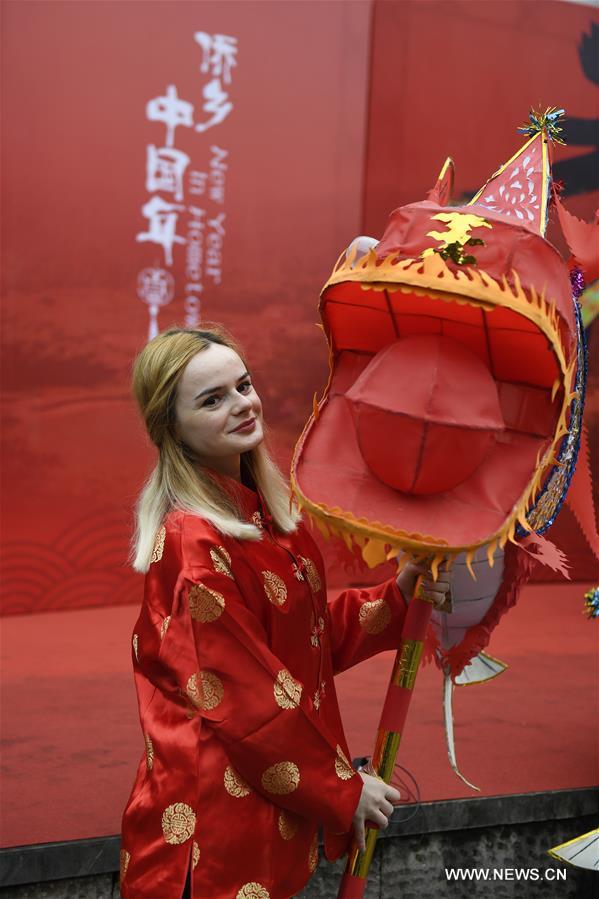 Des étrangers découvrent les traditions chinoises à l'approche du Nouvel An lunaire