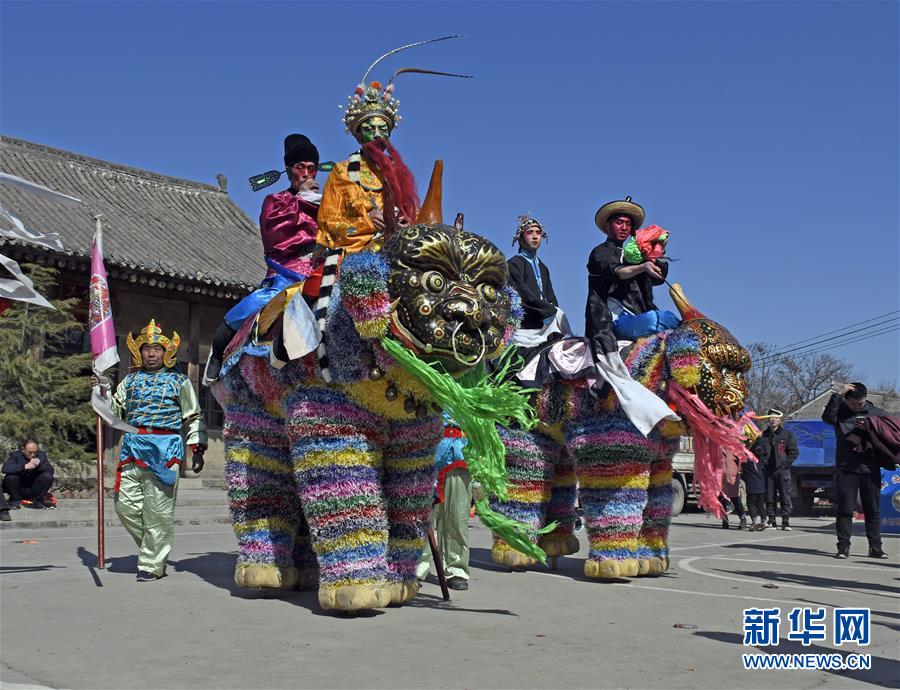 L'incroyable ? Monstre sur échasses ? du Nouvel An du Shanxi