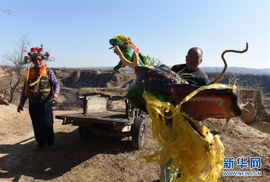 L'incroyable ? Monstre sur échasses ? du Nouvel An du Shanxi