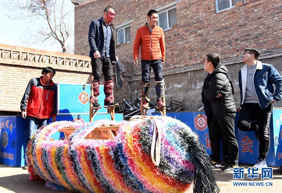 L'incroyable ? Monstre sur échasses ? du Nouvel An du Shanxi