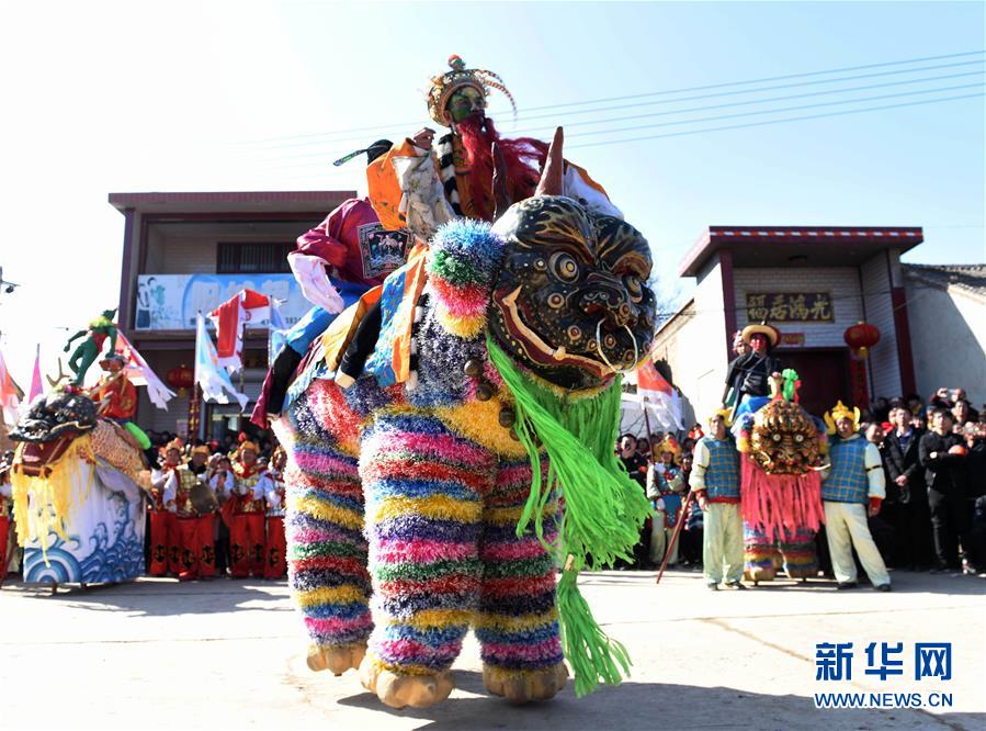 L'incroyable ? Monstre sur échasses ? du Nouvel An du Shanxi