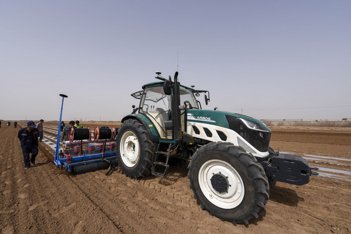 Xinjiang : des tracteurs autonomes remplacent l'homme pour les travaux agricoles