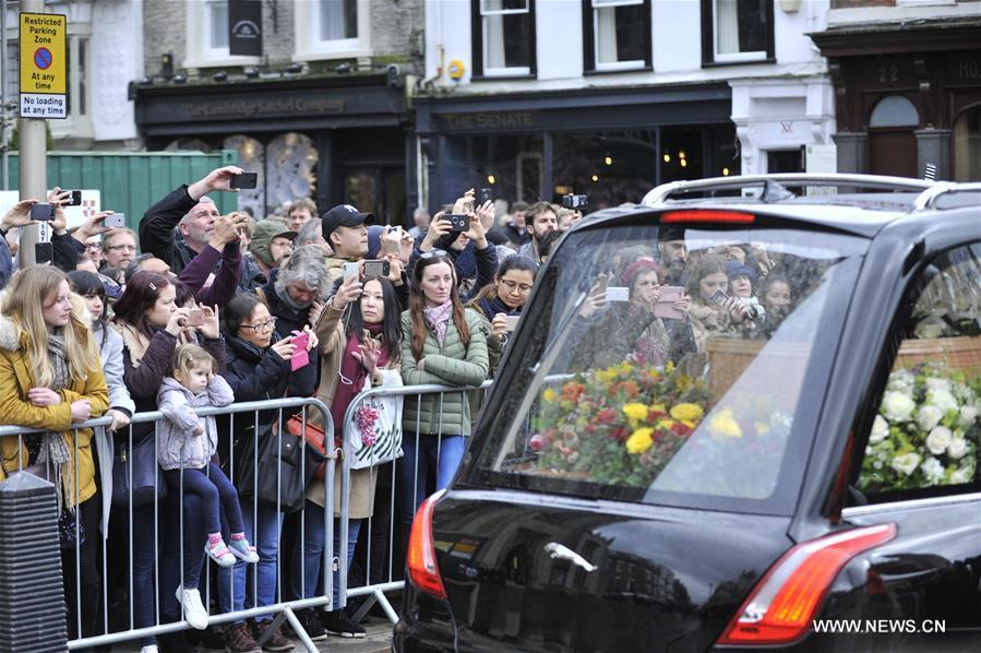 Cambridge : des milliers des personnes rendent hommage à Stephen Hawking