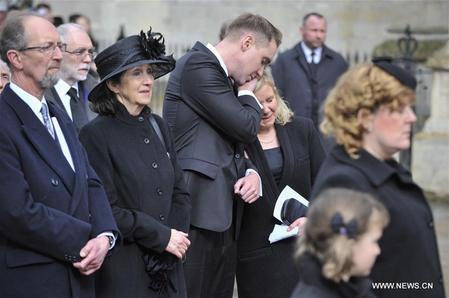 Cambridge : des milliers des personnes rendent hommage à Stephen Hawking