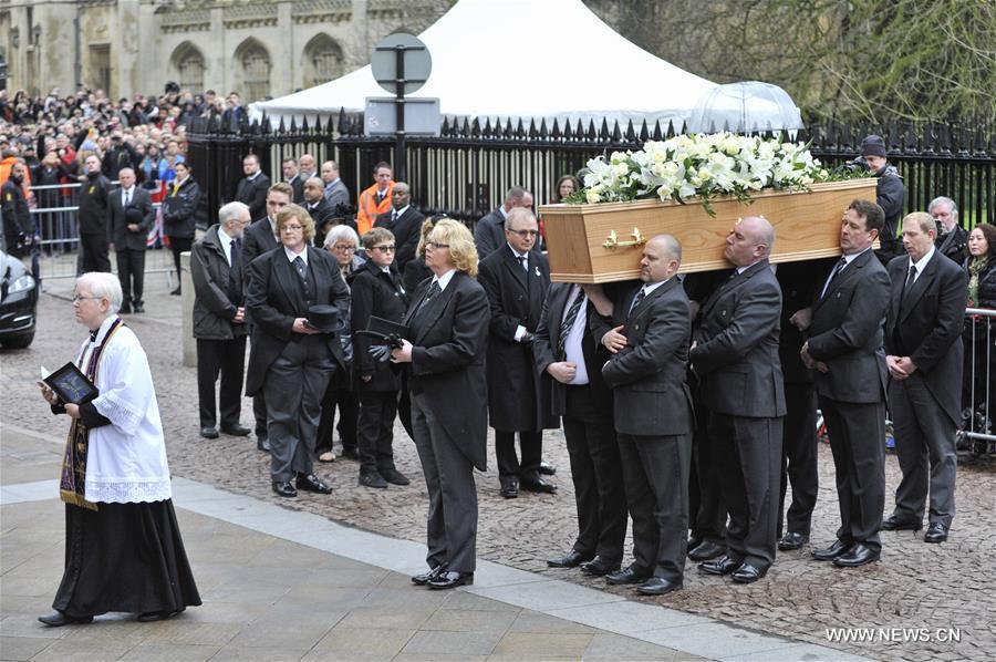 Cambridge : des milliers des personnes rendent hommage à Stephen Hawking