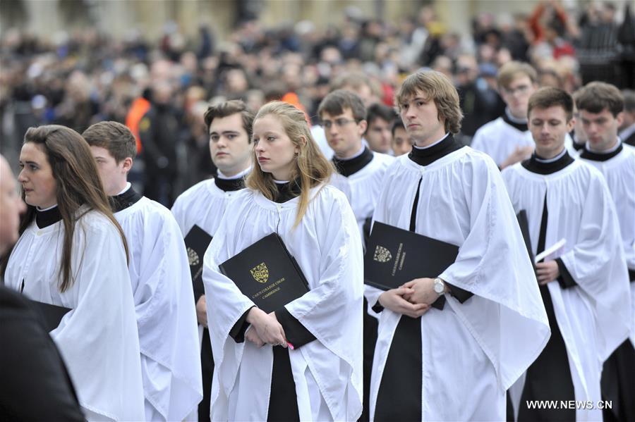 Cambridge : des milliers des personnes rendent hommage à Stephen Hawking