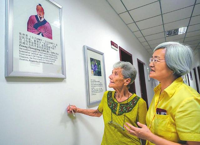 Des docteurs étrangers s'initient à la médecine chinoise et contribuent à sa diffusion