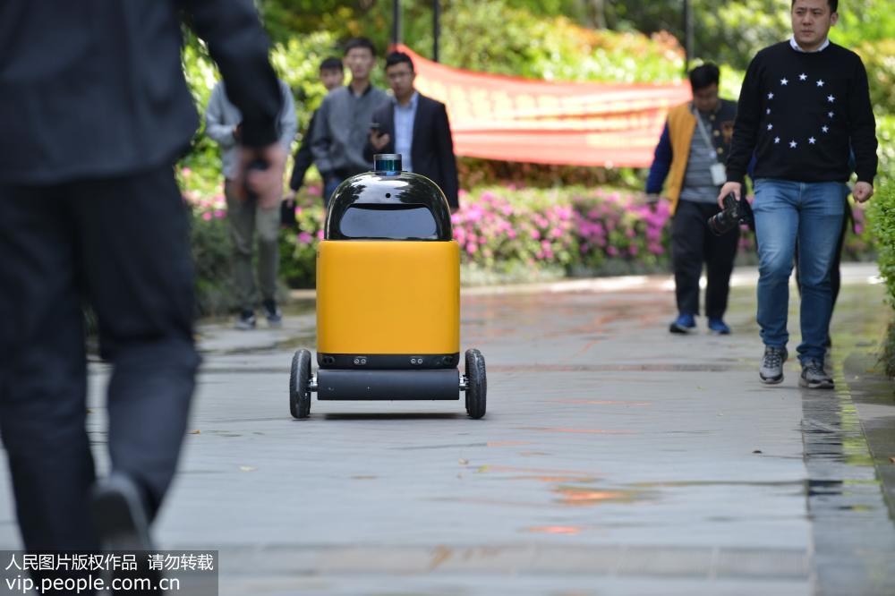 Le premier robot-livreur de Chine fait le show à Nanjing