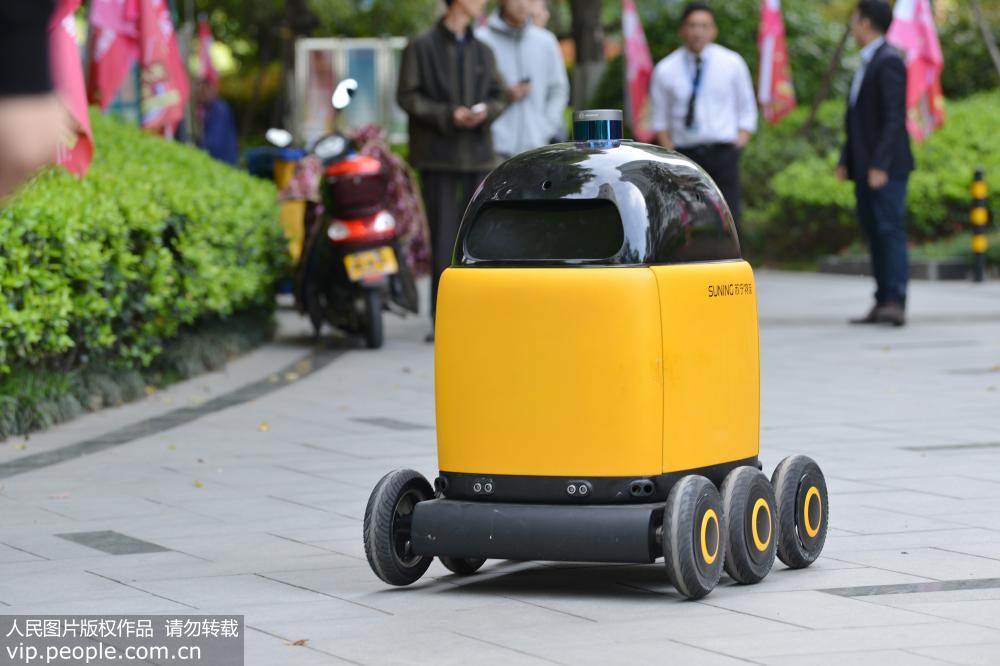 Le premier robot-livreur de Chine fait le show à Nanjing