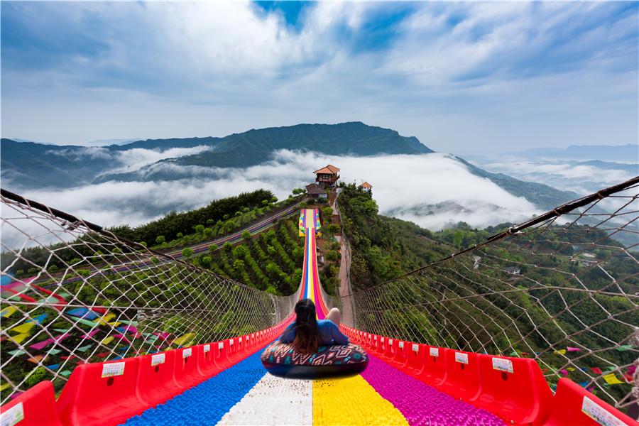 Guizhou : une balan?oire au bord de la falaise