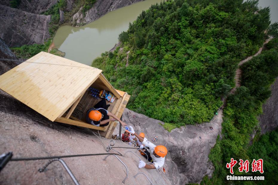 Une boutique installée à flanc de montagne ouvre ses portes pour les grimpeurs