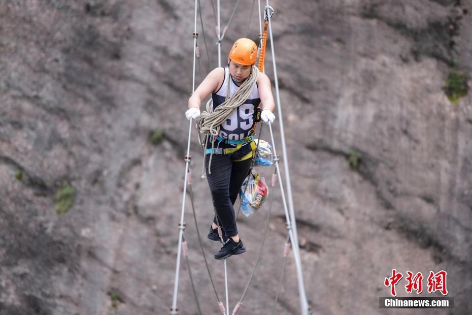 Une boutique installée à flanc de montagne ouvre ses portes pour les grimpeurs