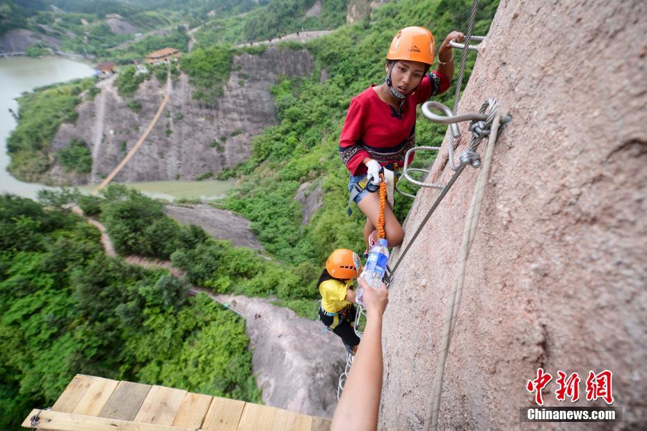 Une boutique installée à flanc de montagne ouvre ses portes pour les grimpeurs