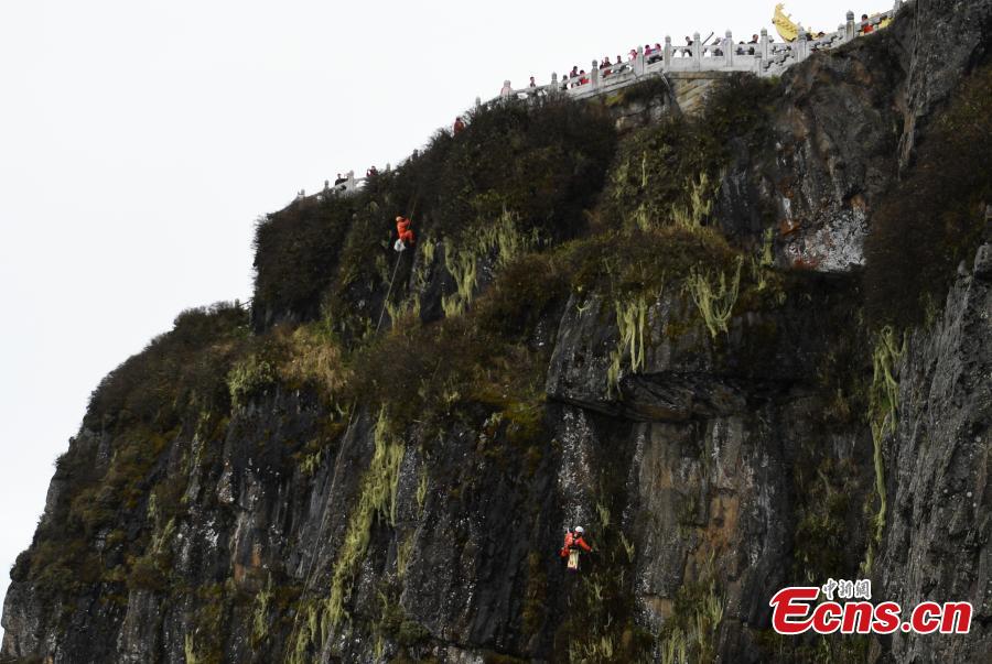 Les nettoyeurs de déchets des monts Emei