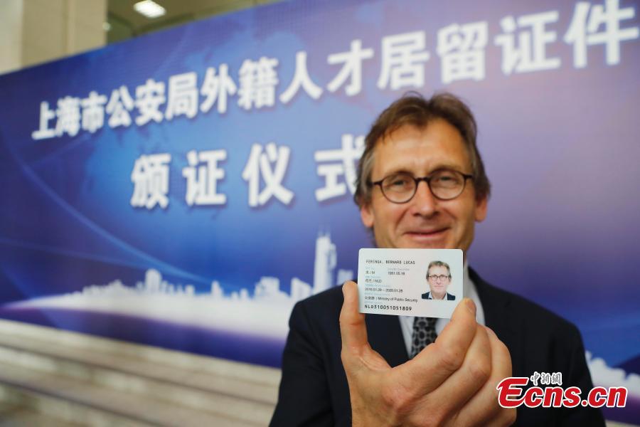 Shanghai : sept étrangers ont re?u la carte verte