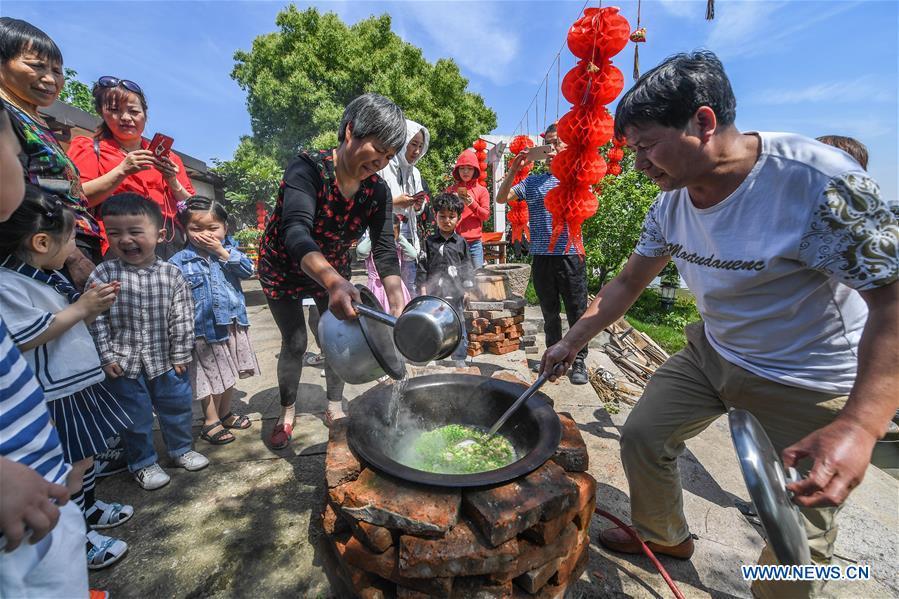 Les célébrations du ? Lixia ? dans la vieille ville de Tangqi