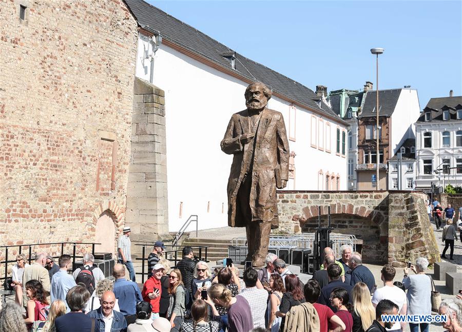 Une statue de Karl Marx offerte par la Chine dévoilée à Trèves, en Allemagne