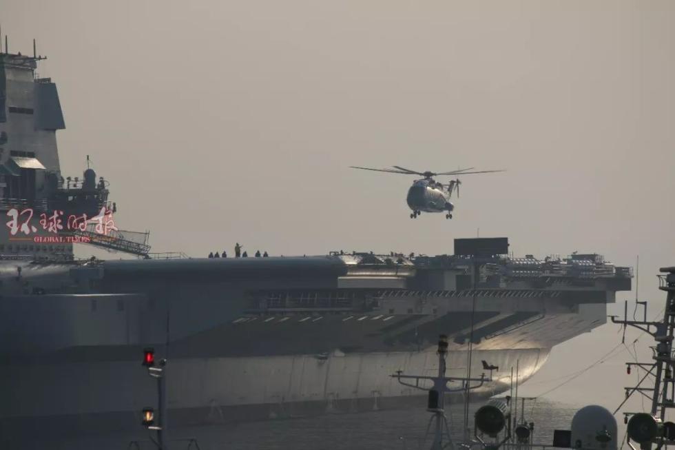 Premier décollage et atterrissage d'un hélicoptère sur le nouveau porte-avions chinois