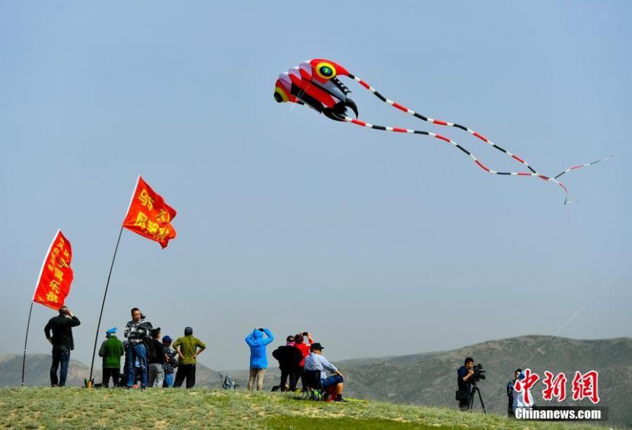 Ouverture d'un spectacle de cerf-volants à Urumqi