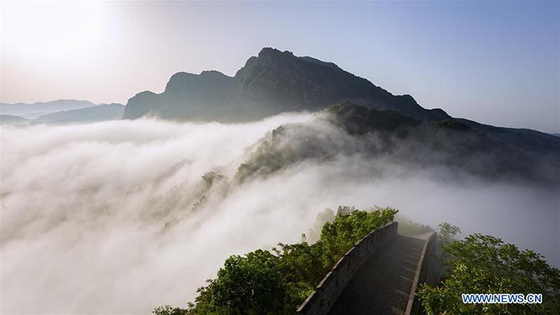 La Grande Muraille de Huangyaguan dans une mer de nuages