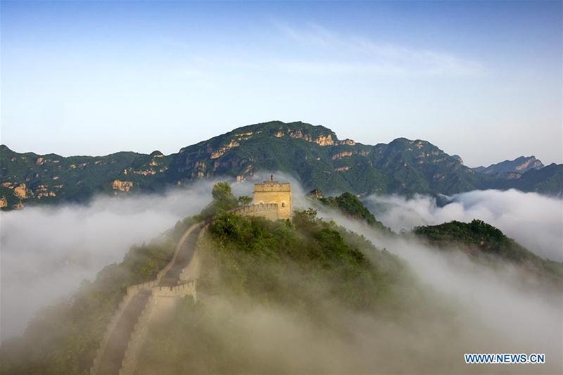 La Grande Muraille de Huangyaguan dans une mer de nuages