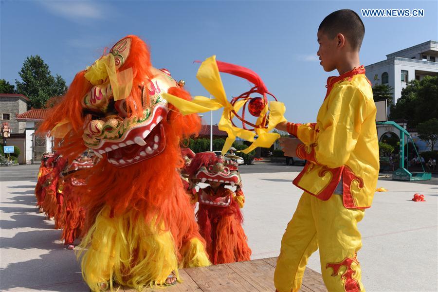 Des enfants pratiquent la danse du lion