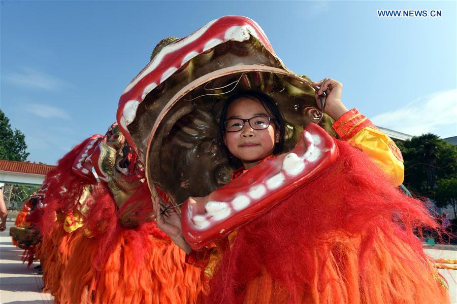 Des enfants pratiquent la danse du lion