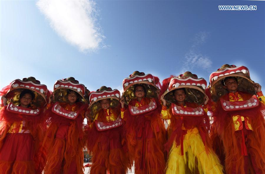 Des enfants pratiquent la danse du lion