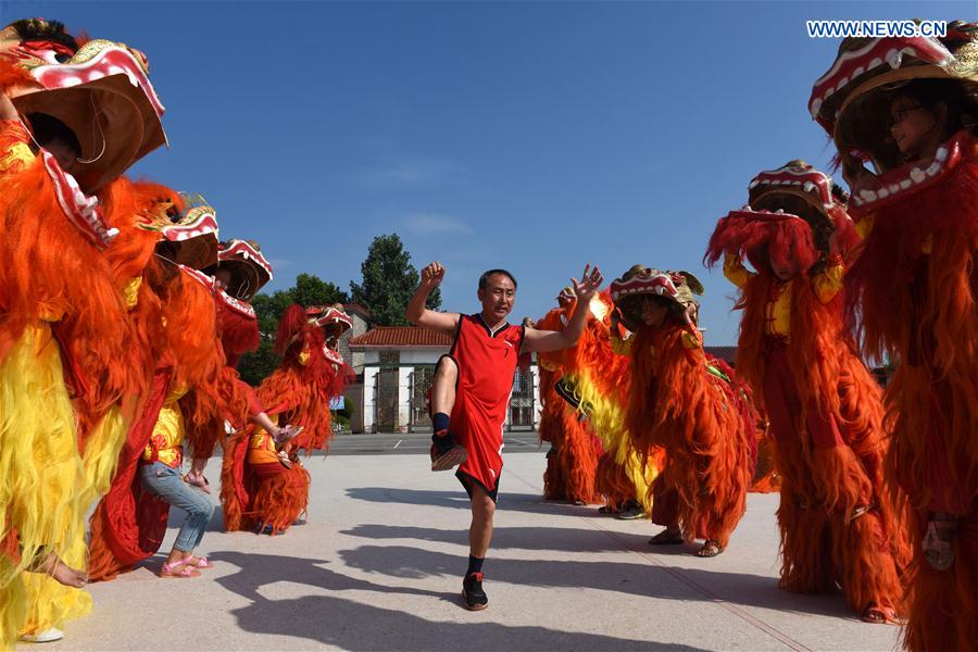 Des enfants pratiquent la danse du lion