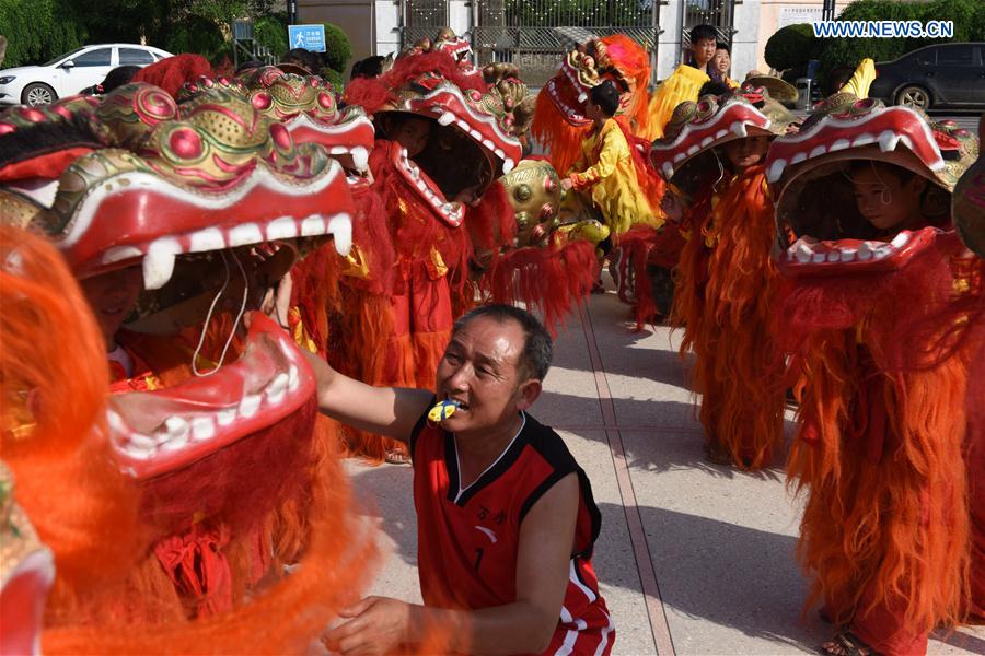 Des enfants pratiquent la danse du lion