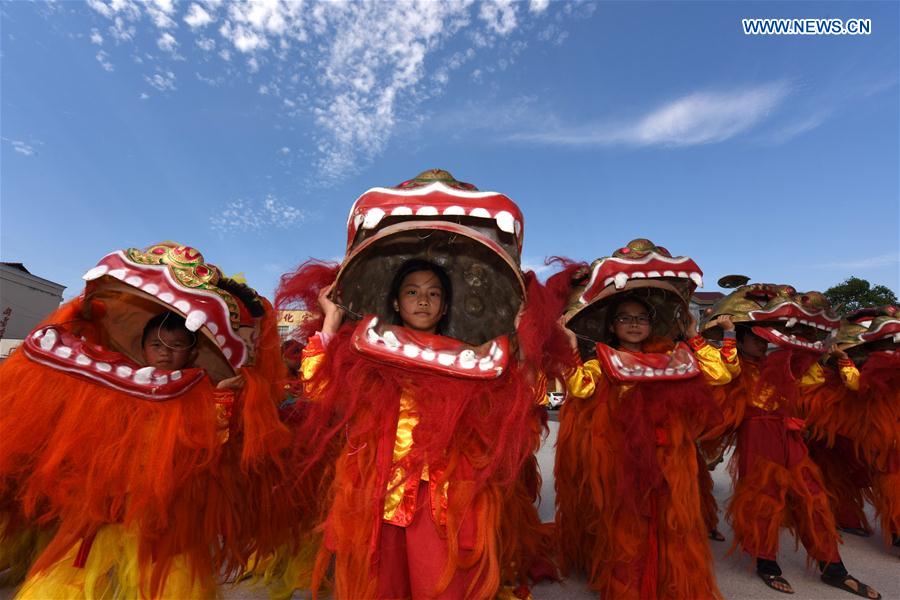 Des enfants pratiquent la danse du lion