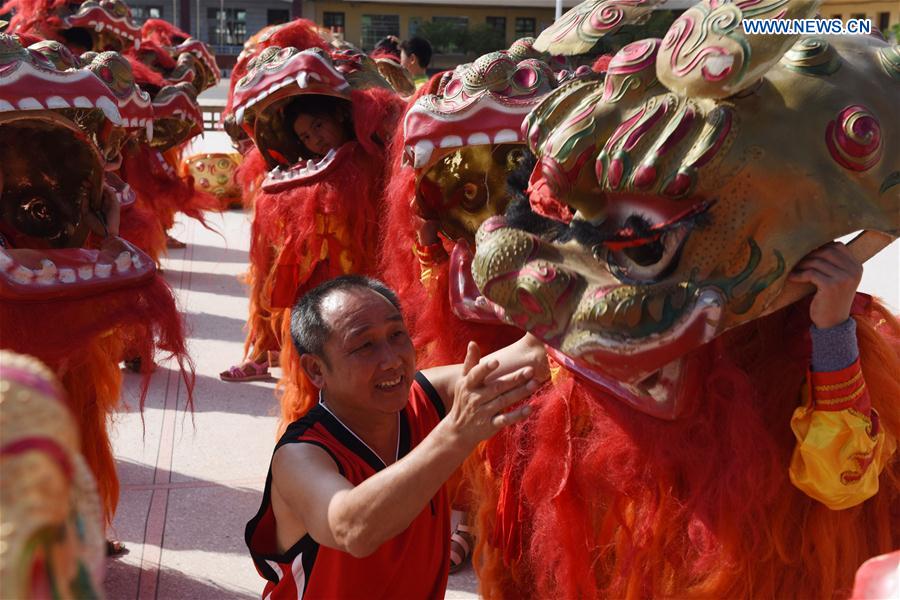 Des enfants pratiquent la danse du lion