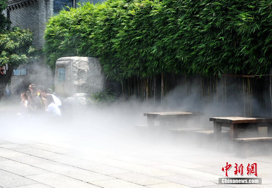 Une fontaine ? climatisante ? à Fuzhou pour rafra?chir les touristes