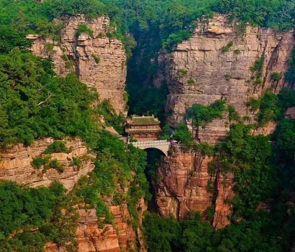 Le temple suspendu du mont Cangyan : un modèle d’architecture antique caché au c?ur de la montagne