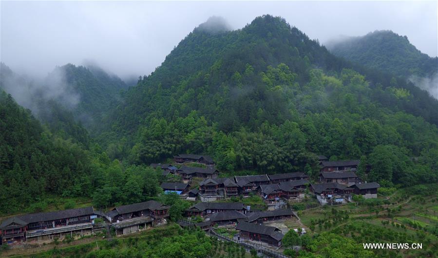 La beauté des maisons sur pilotis des Tujia