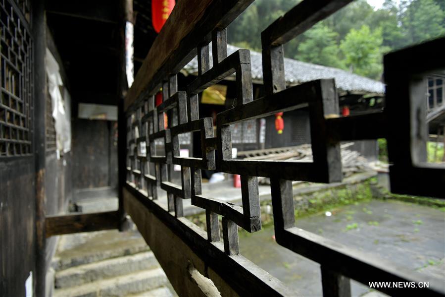 La beauté des maisons sur pilotis des Tujia