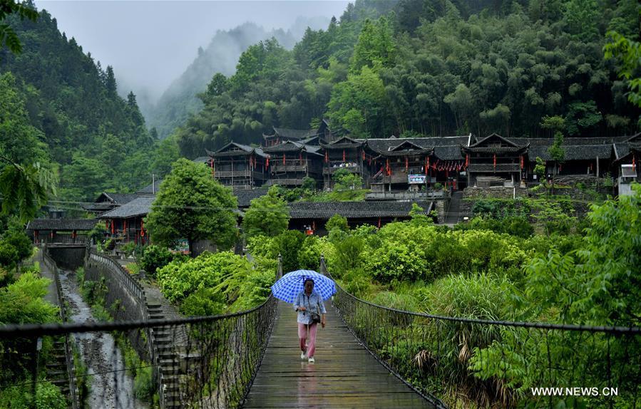 La beauté des maisons sur pilotis des Tujia