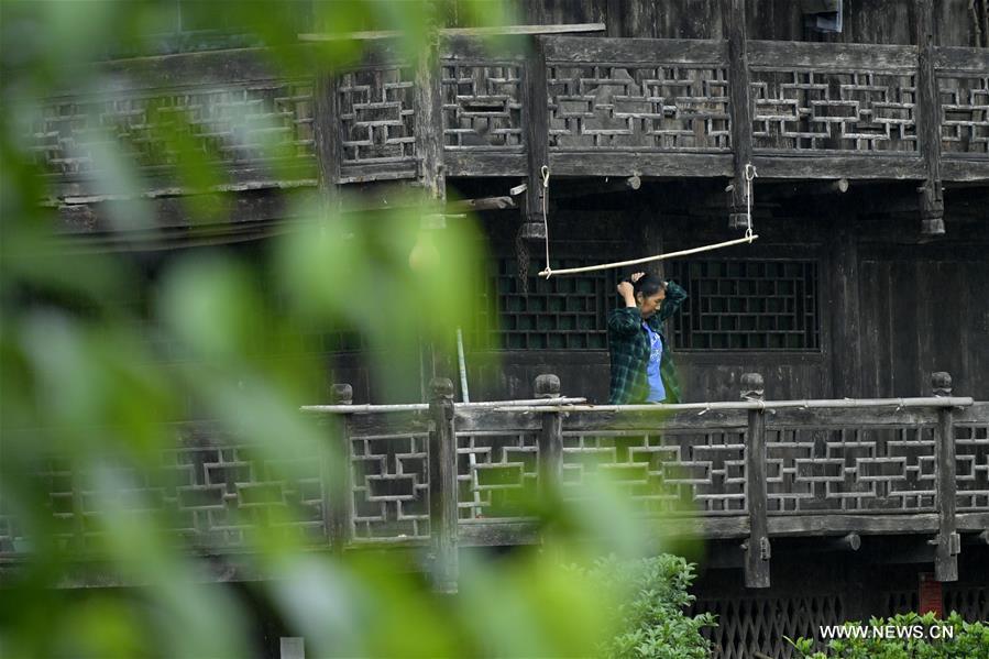 La beauté des maisons sur pilotis des Tujia