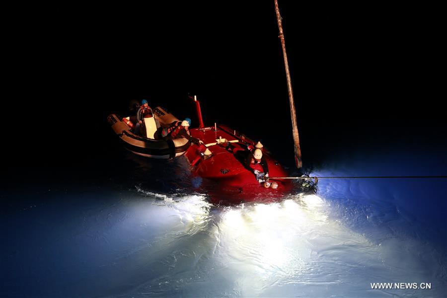 Plongée nocturne d'un submersible chinois habité en mer de Chine méridionale