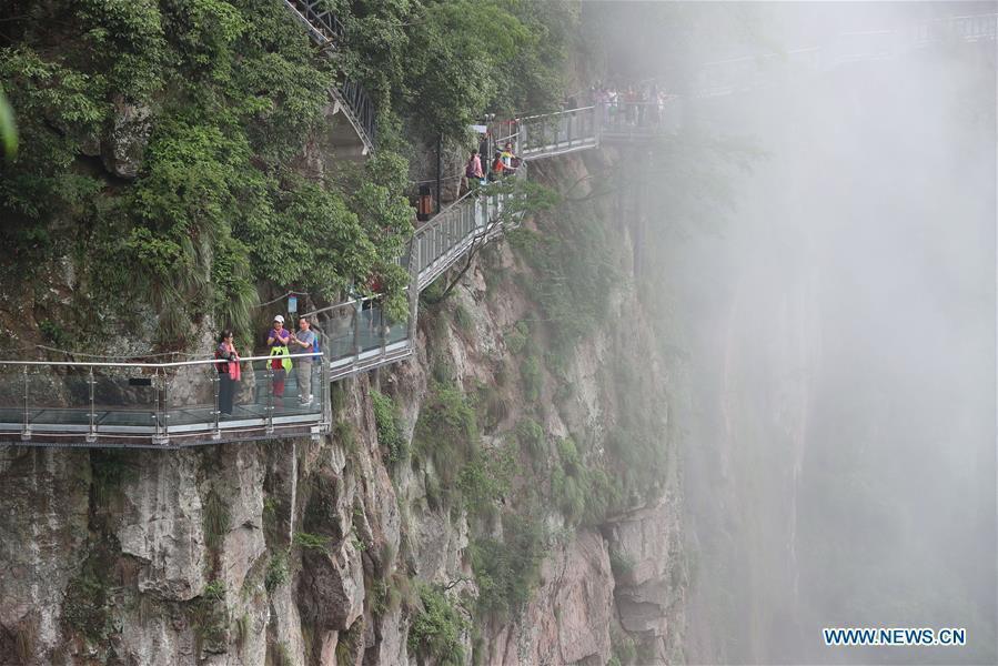 Ouverture d'un pont en verre dans l'est de la Chine