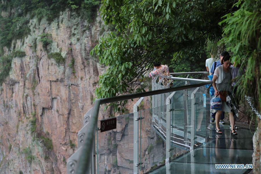 Ouverture d'un pont en verre dans l'est de la Chine