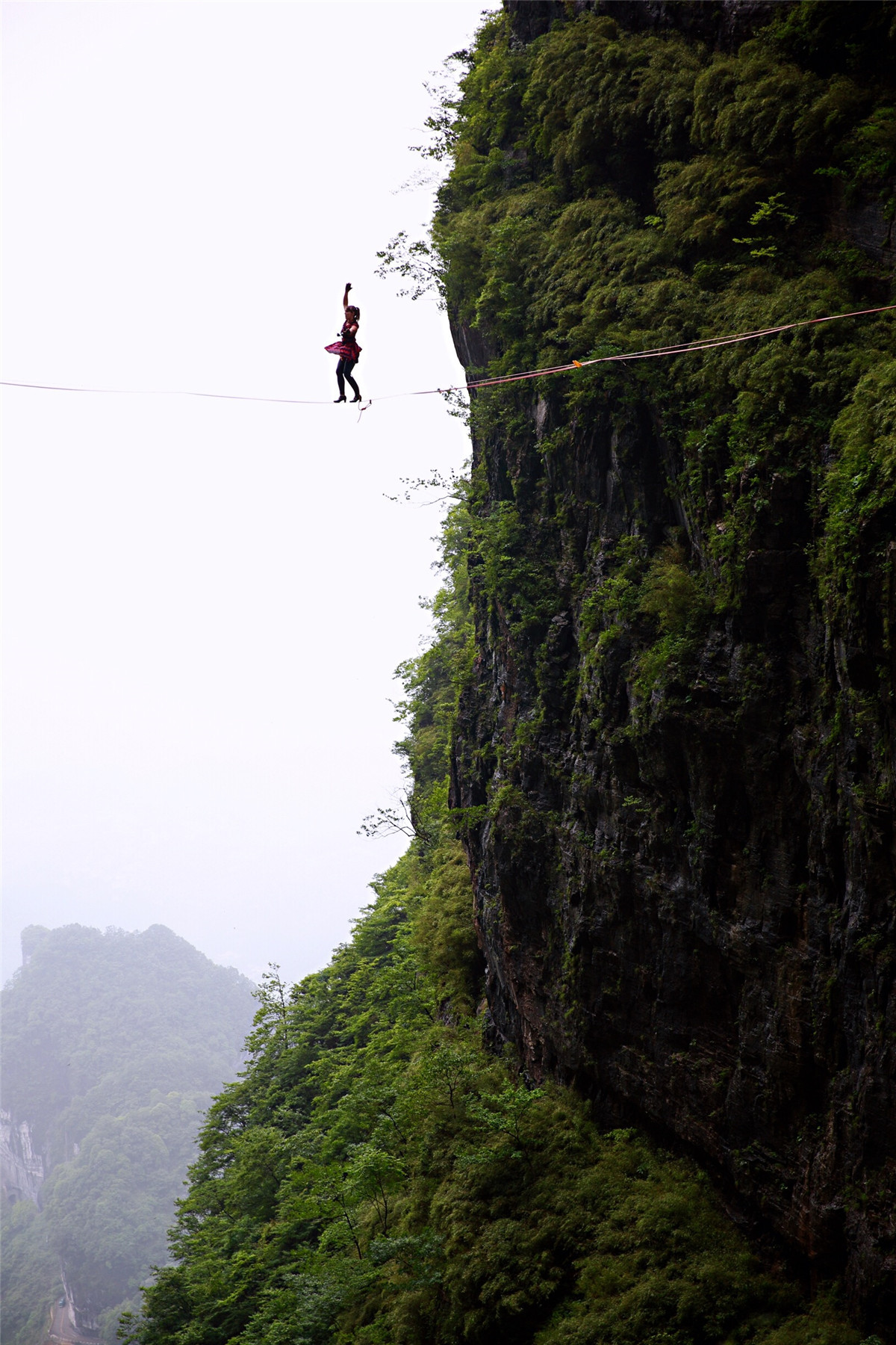 Une Fran?aise remporte un concours de slackline en talons hauts dans le Hunan